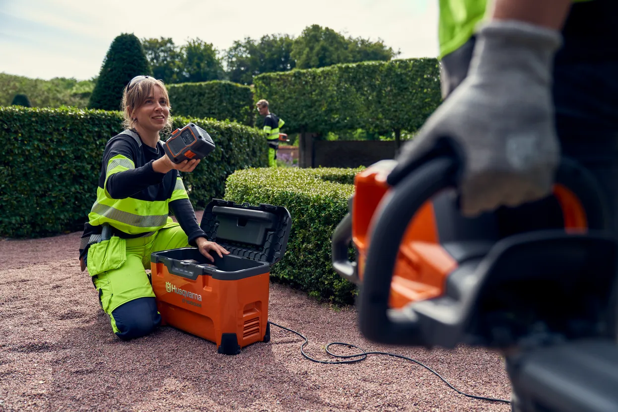 husqvarna c1000x4 battery charging station